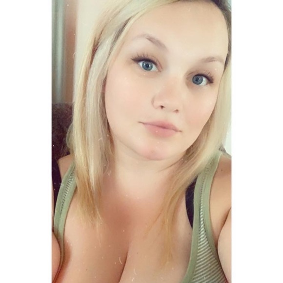 Meet your Posher, Denija - Picture 2 of 6